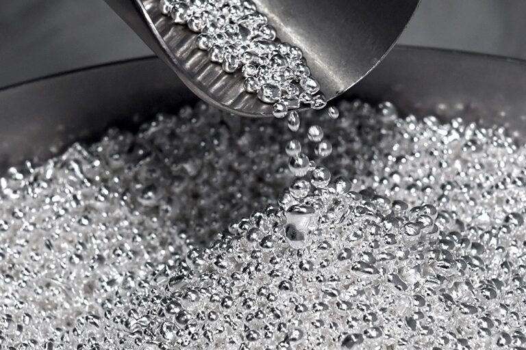 Стоимость серебра преодолела рекордную отметку в 100 долларов за унцию