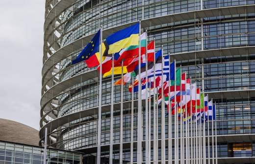 В Госдуме назвали возможные темы для разговора лидеров РФ и Франции