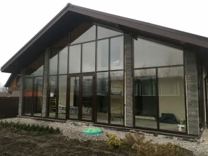 Фасадное остекление загородного дома: практичность и преимущества