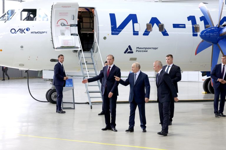 Владимир Путин осмотрел новые российские самолеты и провел совещание по развитию гражданской авиации. Главное