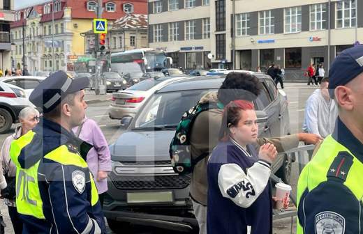 В Екатеринбурге появился стихийный мемориал на месте ДТП с автобусом