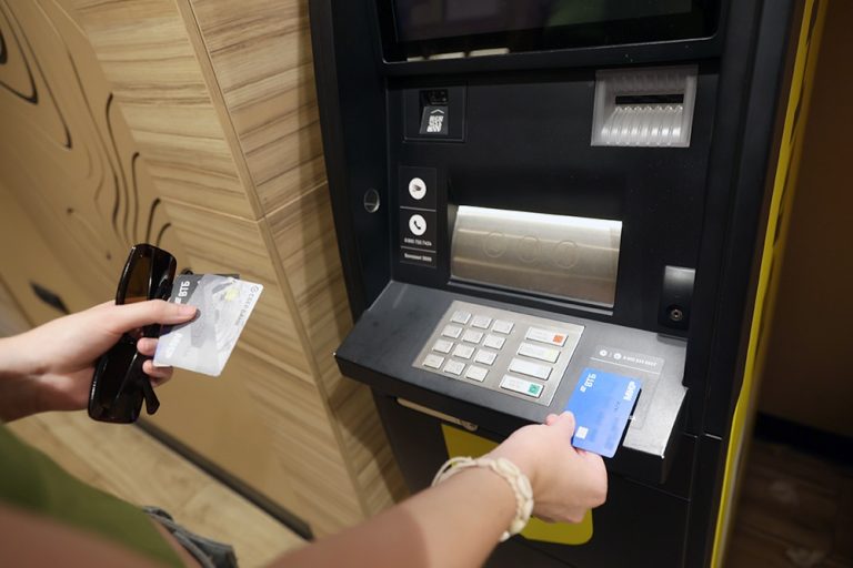 Обмен валюты в банкоматах: Кто может воспользоваться услугой и какие есть ограничения