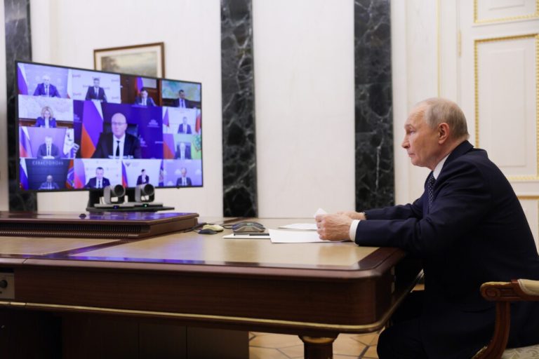 «Граждане не должны чувствовать нагрузки»: Путин потребовал срочных решений по топливу