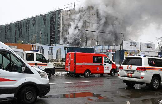 МЧС привлекло два вертолета к тушению пожара в производственном здании в Москве